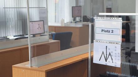 Zweckentfremdung. Die Materialien von Dmitry Paranyushkin liegen auf den Tischen des Sozialamtes. Der Künstler hat sie dort verteilt, um sich den Ausstellungsraum zurückzuholen.