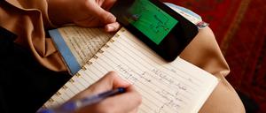 Schule verboten: Die 17-jährige Sarah will Ingenieurin werden, aber höhere Bildung ist für Mädchen in Afghanistan nicht mehr möglich - außer, wie hier, zu Hause.