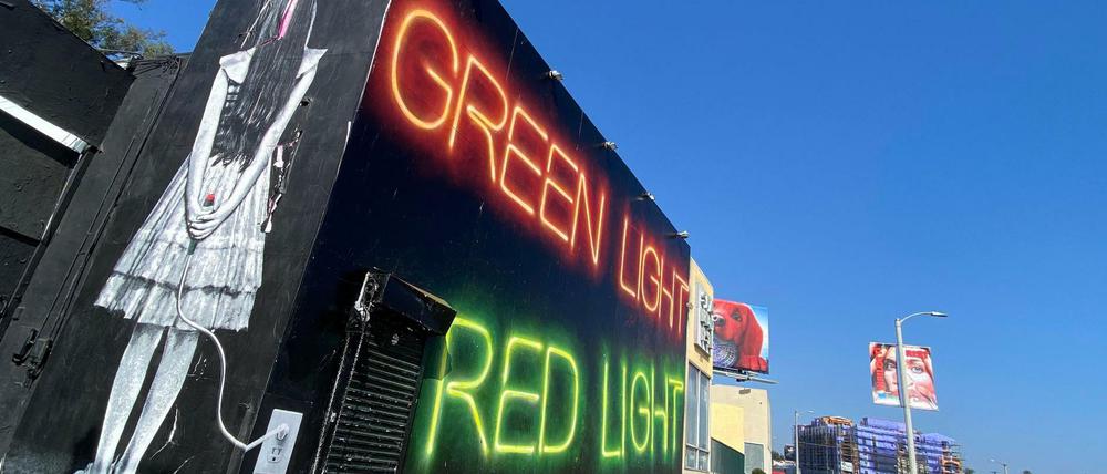 Weit gebracht. An einer Straßenkreuzung in Los Angeles wird ein Spiel aus der Netflix.Serie "Siquid Game" nachgestellt.