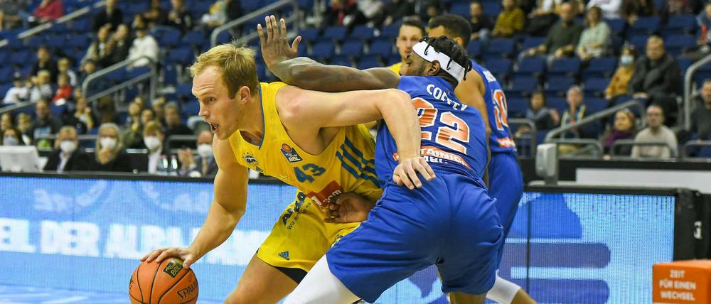 Alba Berlin hat das Ostduell der Basketball-Bundesliga für sich entschieden.