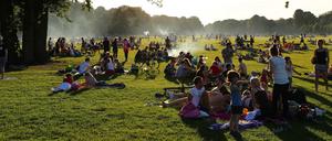 Besucher im Hamburger Stadtpark (Symbolbild)