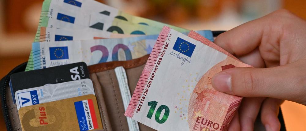 Viele Eurobanknoten stecken in einer Geldbörse (gestellte Aufnahme).