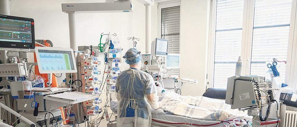 Die Kliniken im Dauerstress. Auf einer Intensivstation wird ein Patient mit schwerem Covid-19-Verlauf behandelt.