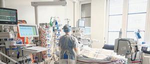 Die Kliniken im Dauerstress. Auf einer Intensivstation wird ein Patient mit schwerem Covid-19-Verlauf behandelt.