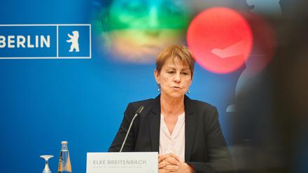 Sozialsenatorin Elke Breitenbach (Linke) bei einer Pressekonferenz.