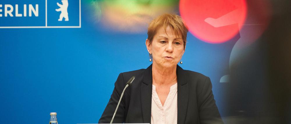 Sozialsenatorin Elke Breitenbach (Linke) bei einer Pressekonferenz.