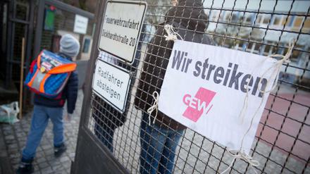 Solche Schilder könnten am Donnerstag wieder an vielen Schulen in Berlin zu sehen sein.