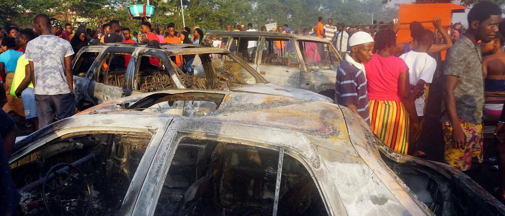 Ausgebrannte Autowracks stehen auf einer Straße in Freetown.