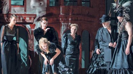 Szenisch reiches Gewusel. Linda Pöppel, Birgit Unterweger, Bea Brocks, Ruth Reinecke, Peter René Lüdicke und Manuel Harder bewohnen Sebastian Hartmanns Inszenierung. 