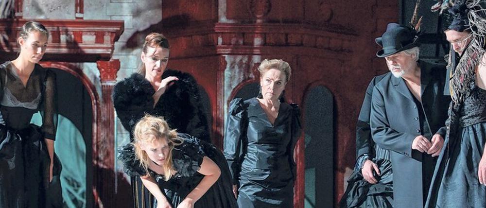Szenisch reiches Gewusel. Linda Pöppel, Birgit Unterweger, Bea Brocks, Ruth Reinecke, Peter René Lüdicke und Manuel Harder bewohnen Sebastian Hartmanns Inszenierung. 