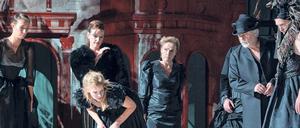 Szenisch reiches Gewusel. Linda Pöppel, Birgit Unterweger, Bea Brocks, Ruth Reinecke, Peter René Lüdicke und Manuel Harder bewohnen Sebastian Hartmanns Inszenierung. 