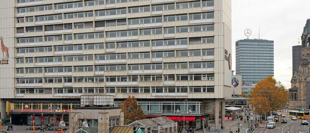 Das Huthmacher-Haus wurde in den 1950er Jahren als Teil des „Zentrums am Zoo“ (heute: „Bikini Berlin“) gebaut. 
