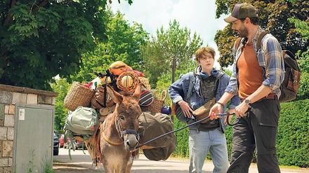 Auf Reise: Maria (Esel Lore), Felix (Yoran Leicher), Marcel (Mehdi Nebbou). 