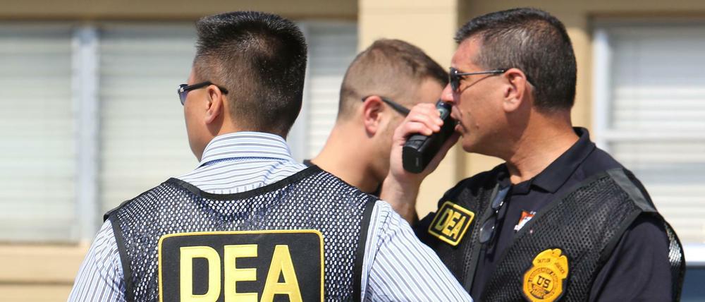 Beamte der US-Anti-Drogeneinheit DEA bei einem Einsatz.