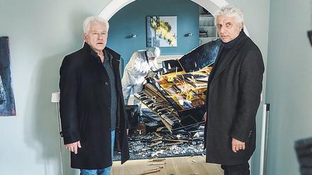 Totes Klavier.  Batic (Miroslav Nemec, l.) und Franz Leitmayr (Udo Wachtveitl) fragen sich, wer den Flügel zerstört hat. 