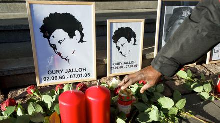 Rosen liegen vor dem Bild von Oury Jalloh am 07.01.2014 am Hauptbahnhof in Dessau-Roßlau (Sachsen-Anhalt).