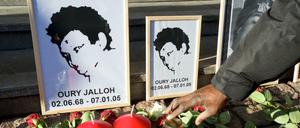 Rosen liegen vor dem Bild von Oury Jalloh am 07.01.2014 am Hauptbahnhof in Dessau-Roßlau (Sachsen-Anhalt).