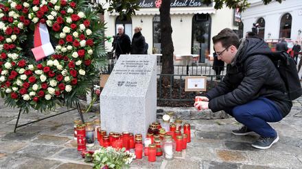 Am ersten Jahrestag des Terroranschlags in Wien gedenken Menschen den Opfern.