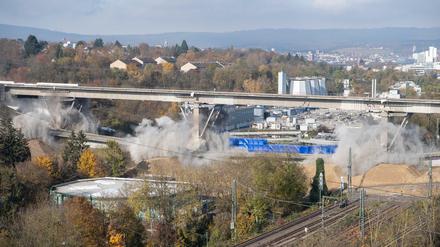 Die Salzbachtalbrücke in Wiesbaden wird gesprengt.