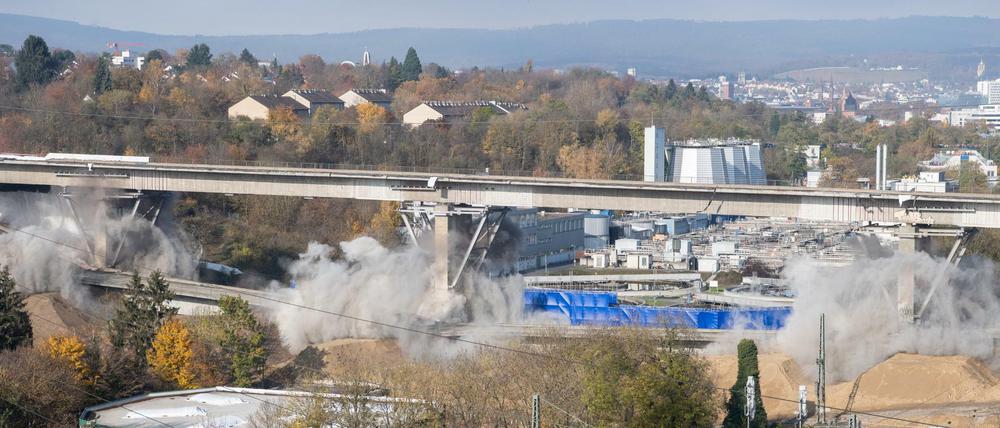 Die Salzbachtalbrücke in Wiesbaden wird gesprengt.