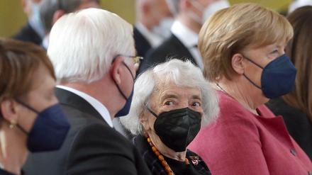 Gedenkstunde in Schloss Bellevue. Die Holocaust-Überlebende Margot Friedländer zwischen Bundespräsident Frank-Walter Steinmeier und Kanzlerin Angela Merkel.