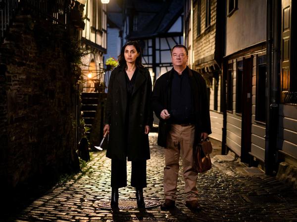 Strafverteidiger Richard Schlesinger (Peter Kurth) und Geldeintreiberin Azra (Narges Rashidi) bilden ein ungleiches Team.