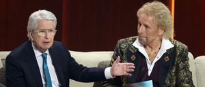 Thomas Gottschalk, 71 und "Wetten,dass..?"-Moderator, begrüßt Frank Elstner, 79 und "Wetten, dass..?"-Erfinder