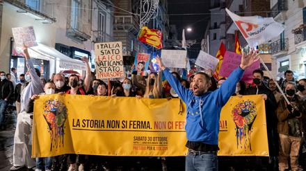 Mit beschrifteten Pappschildern und Fahnen demonstrieren Befürworter*innen des Anti-Diskriminierungsgesetzes gegen die Entscheidung des italienischen Senats.