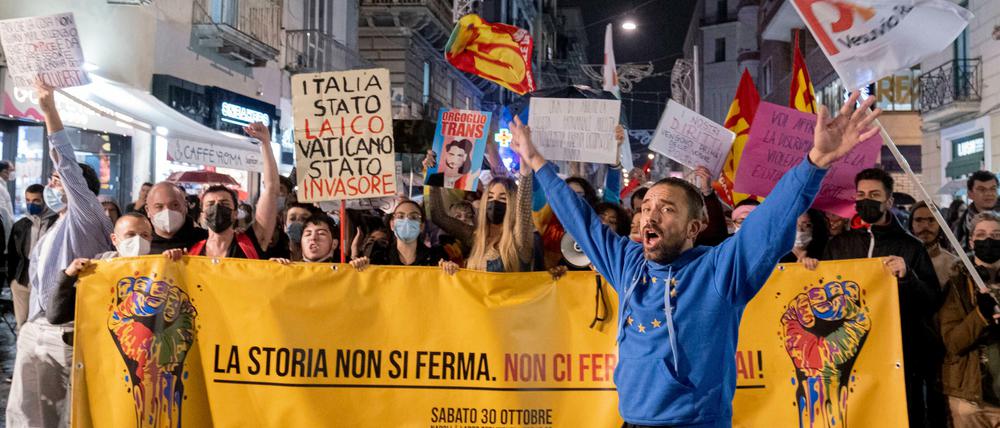 Mit beschrifteten Pappschildern und Fahnen demonstrieren Befürworter*innen des Anti-Diskriminierungsgesetzes gegen die Entscheidung des italienischen Senats.
