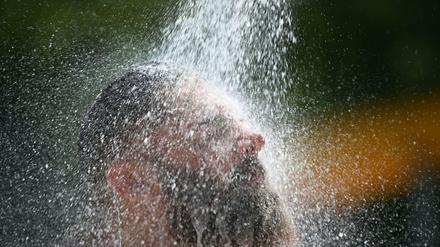 Zu viel, zu lange, zu heiß. Oft wird sehr ausgiebig geduscht. Doch dadurch strapaziert man die Haut und verbraucht eine Menge Wasser. 