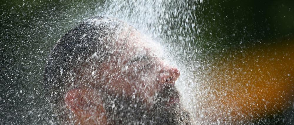 Zu viel, zu lange, zu heiß. Oft wird sehr ausgiebig geduscht. Doch dadurch strapaziert man die Haut und verbraucht eine Menge Wasser.