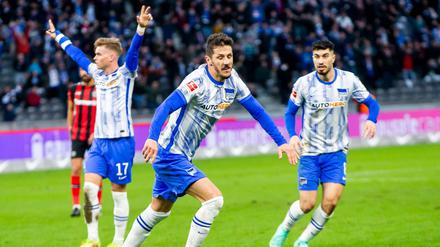 Grund zum Jubeln. Stevan Jovetic (Mitte) brachte Hertha BSC gegen Bayer Leverkusen mit 1:0 in Führung.