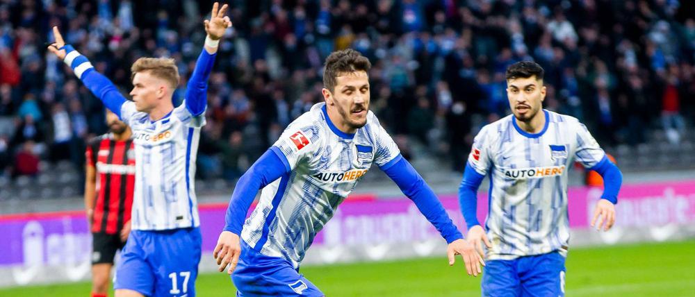 Grund zum Jubeln. Stevan Jovetic (Mitte) brachte Hertha BSC gegen Bayer Leverkusen mit 1:0 in Führung.