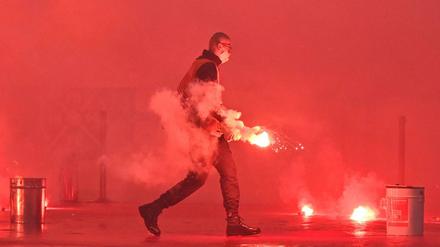 Ein Ordner bringt Bengalos weg.