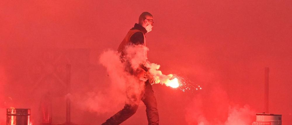 Ein Ordner bringt Bengalos weg.