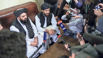 Amir Khan Muttaqi (links) versucht, die Regierungen vieler Staaten davon zu überzeugen, die Taliban als legitime Führer Afghanistans anzuerkennen.