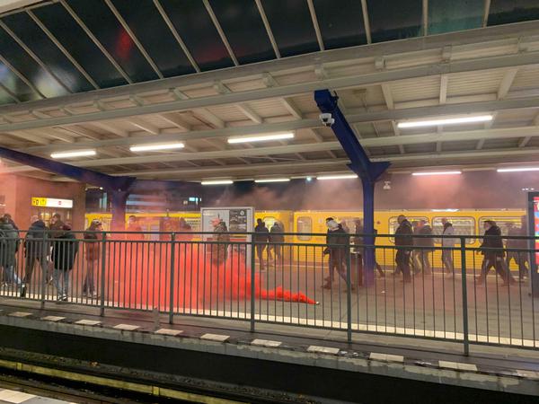 Roter Rauch auf dem U-Bahnhof Olympiastadion.