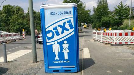 Dieses Klo gehört da auch nicht hin - gefunden von einem Tagesspiegel-Leser im Jahr 2018 auf einem Radweg in Rudow.