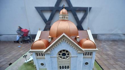Einen Tag vor dem Tag des Gedenkens an das Novemberpogrom ist am Montag in Potsdam der Grundstein für eine neue Synagoge gelegt worden (hier im Modell). Der Antisemtismusfachleute mahnen, Jüdinnen und Juden mehr zu schützen als bisher.