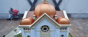 Einen Tag vor dem Tag des Gedenkens an das Novemberpogrom ist am Montag in Potsdam der Grundstein für eine neue Synagoge gelegt worden (hier im Modell). Der Antisemtismusfachleute mahnen, Jüdinnen und Juden mehr zu schützen als bisher.