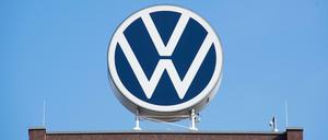 Das Markenhochhaus von Volkswagen auf dem Gelände vom VW Werk Wolfsburg.