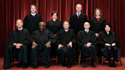 Der Supreme Court der Vereinigen Staaten mit Chief Justice John Roberts in der Mitte. Hinten rechts der neueste Zugang: die Konservative Amy Coney Barrett.