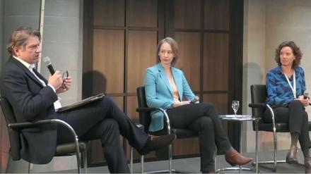 Haben die Medien in der Corona-Pandemie einen guten Job gemacht? Das wollte Jakob Augstein von den Wissenschaftsjournalistinnen Sibylle Anderl ("FAZ", links) und Rafaela von Bredows ("Spiegel") wissen.