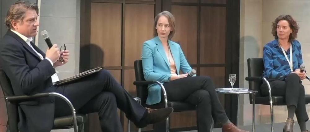 Haben die Medien in der Corona-Pandemie einen guten Job gemacht? Das wollte Jakob Augstein von den Wissenschaftsjournalistinnen Sibylle Anderl ("FAZ", links) und Rafaela von Bredows ("Spiegel") wissen.