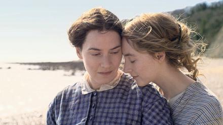 Mary Anning (Kate Winslet, li.) soll sich um die zerbrechliche Charlotte (Saoirse Ronan) kümmern.