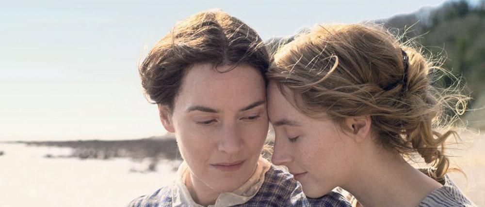 Mary Anning (Kate Winslet, li.) soll sich um die zerbrechliche Charlotte (Saoirse Ronan) kümmern.