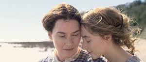 Mary Anning (Kate Winslet, li.) soll sich um die zerbrechliche Charlotte (Saoirse Ronan) kümmern.
