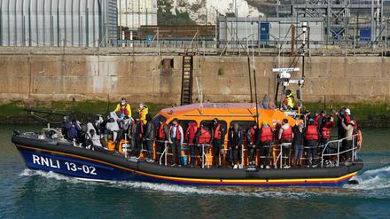 Eine Gruppe von Menschen wird per Rettungsboot nach Dover gebracht.