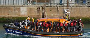 Eine Gruppe von Menschen wird per Rettungsboot nach Dover gebracht.