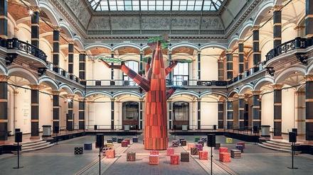 Ort der inneren Einkehr: Emeka Ogbohs Installation „Ámà“ im Lichthof des Gropius Baus.